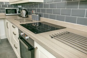 Luxury Double Room, Shared Bathroom (Chestnut) | Shared kitchen - Denby Lodge (Letchworth)