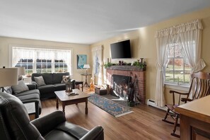 Een televisie en een open haard