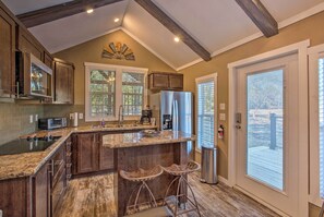 Refrigerador, microondas, parrilla de estufa y cafetera y tetera 