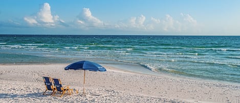 Una playa cerca, sillas reclinables de playa