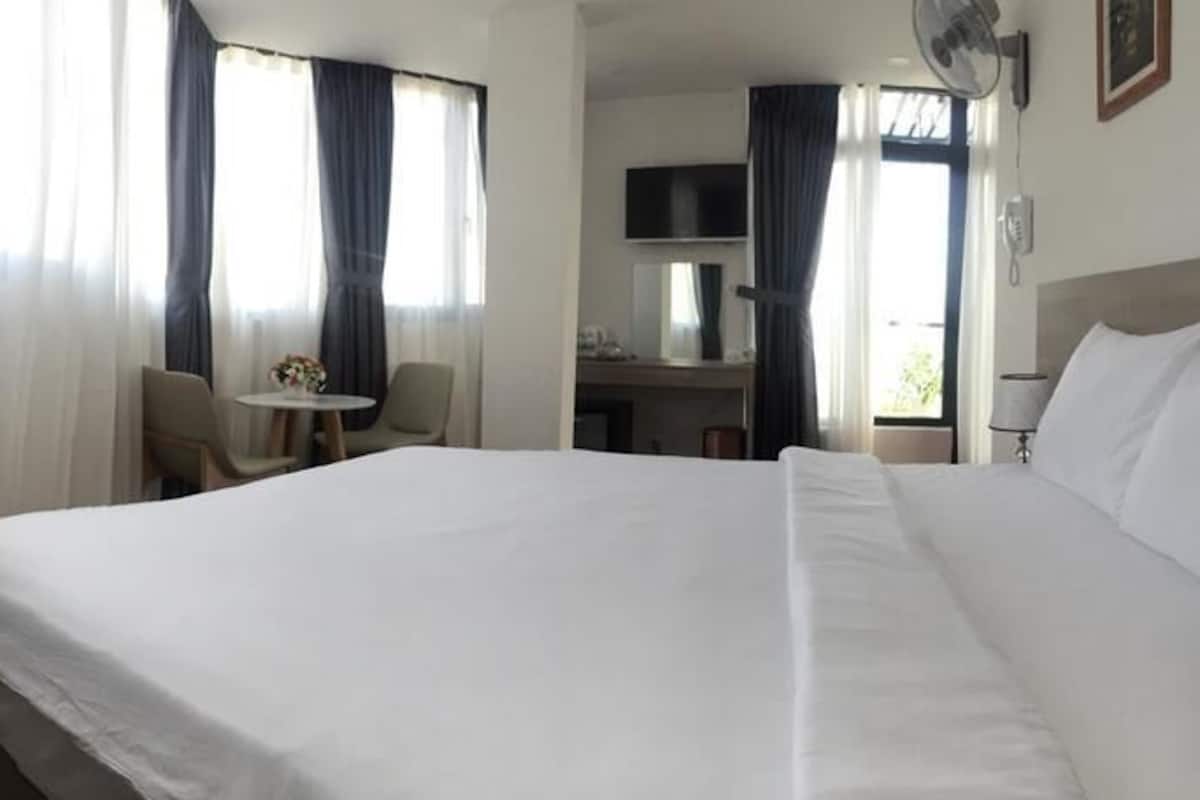 Premium bedding, minibar, desk, soundproofing