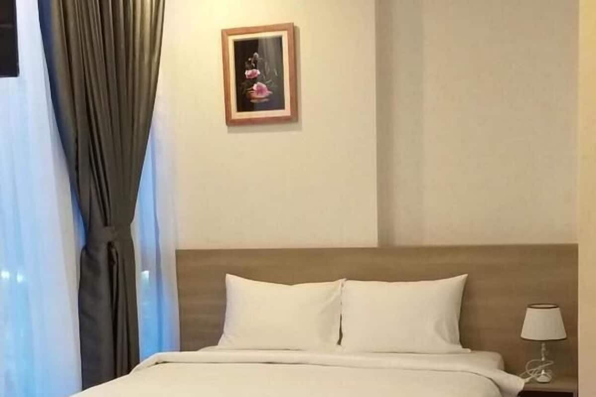Basic Single Room | Premium bedding, minibar, desk, soundproofing