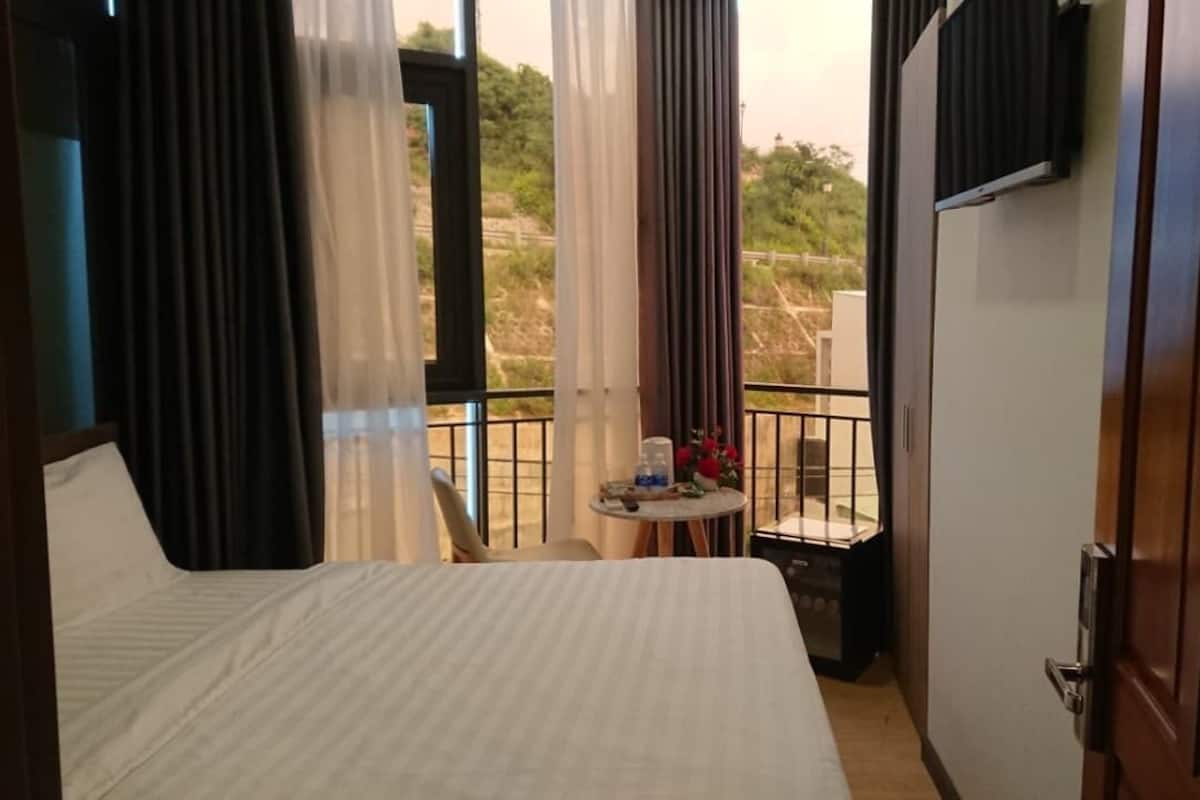 Premium bedding, minibar, desk, soundproofing