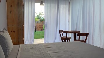 Cortinas blackout, wifi gratis y ropa de cama 