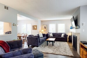 Una televisión, una chimenea, un reproductor de DVD