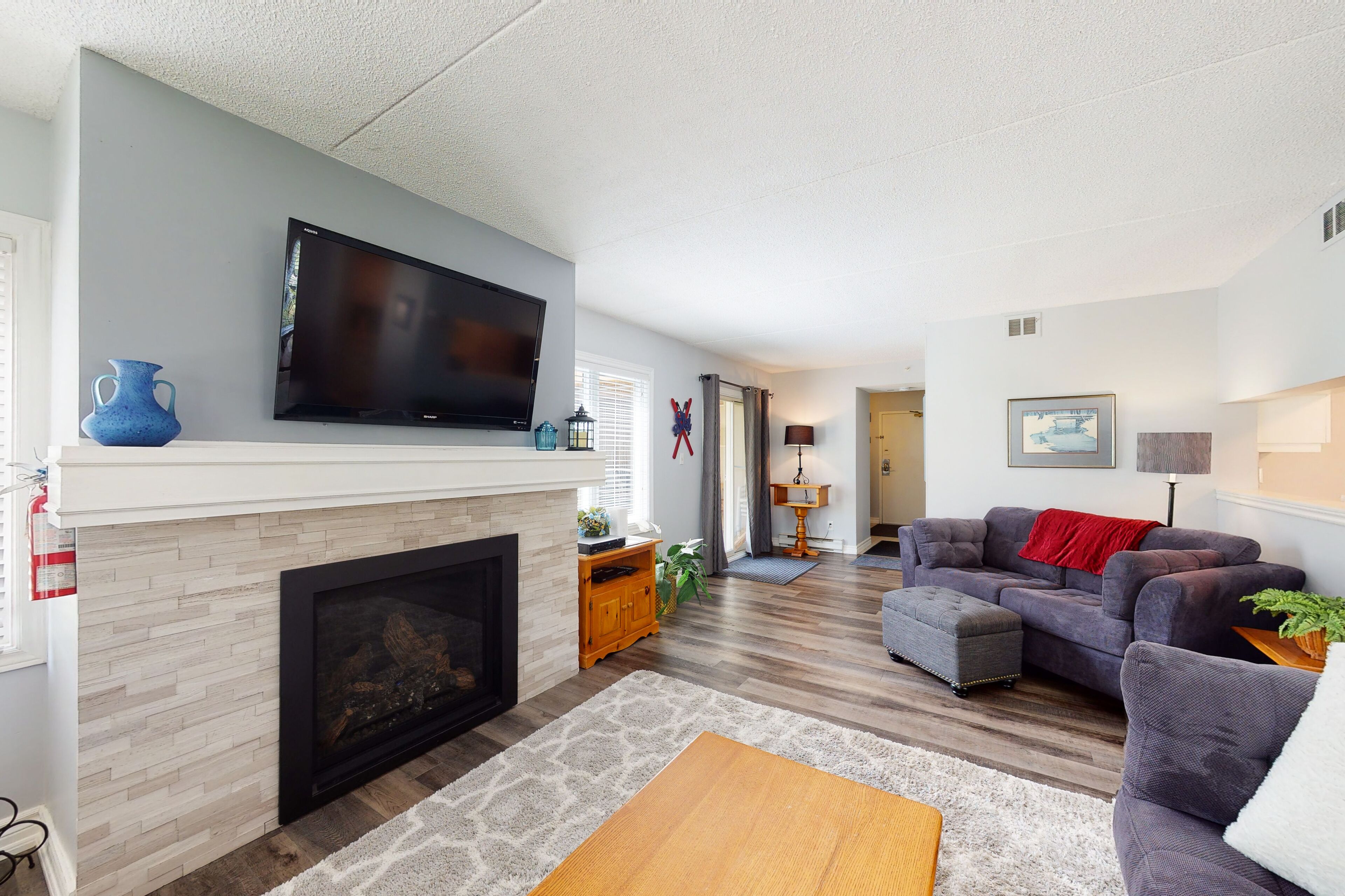 Fernseher, Kamin, DVD-Player