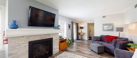 Fernseher, Kamin, DVD-Player