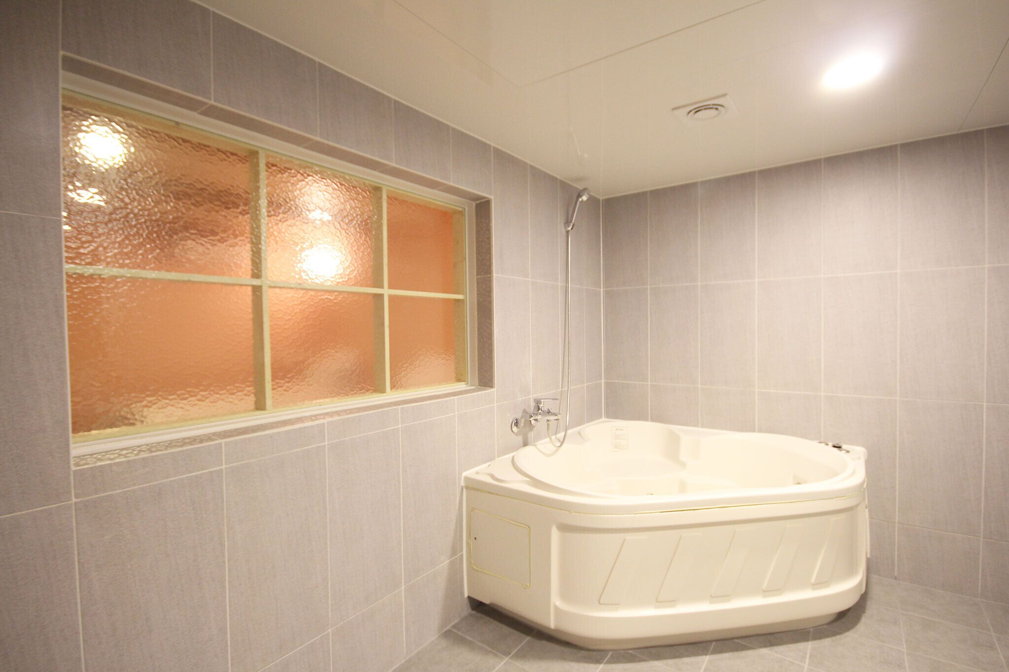 deep-soaking bathtub