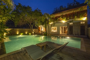 2 piscinas externas, funciona das 7h às 23h, guarda-sóis