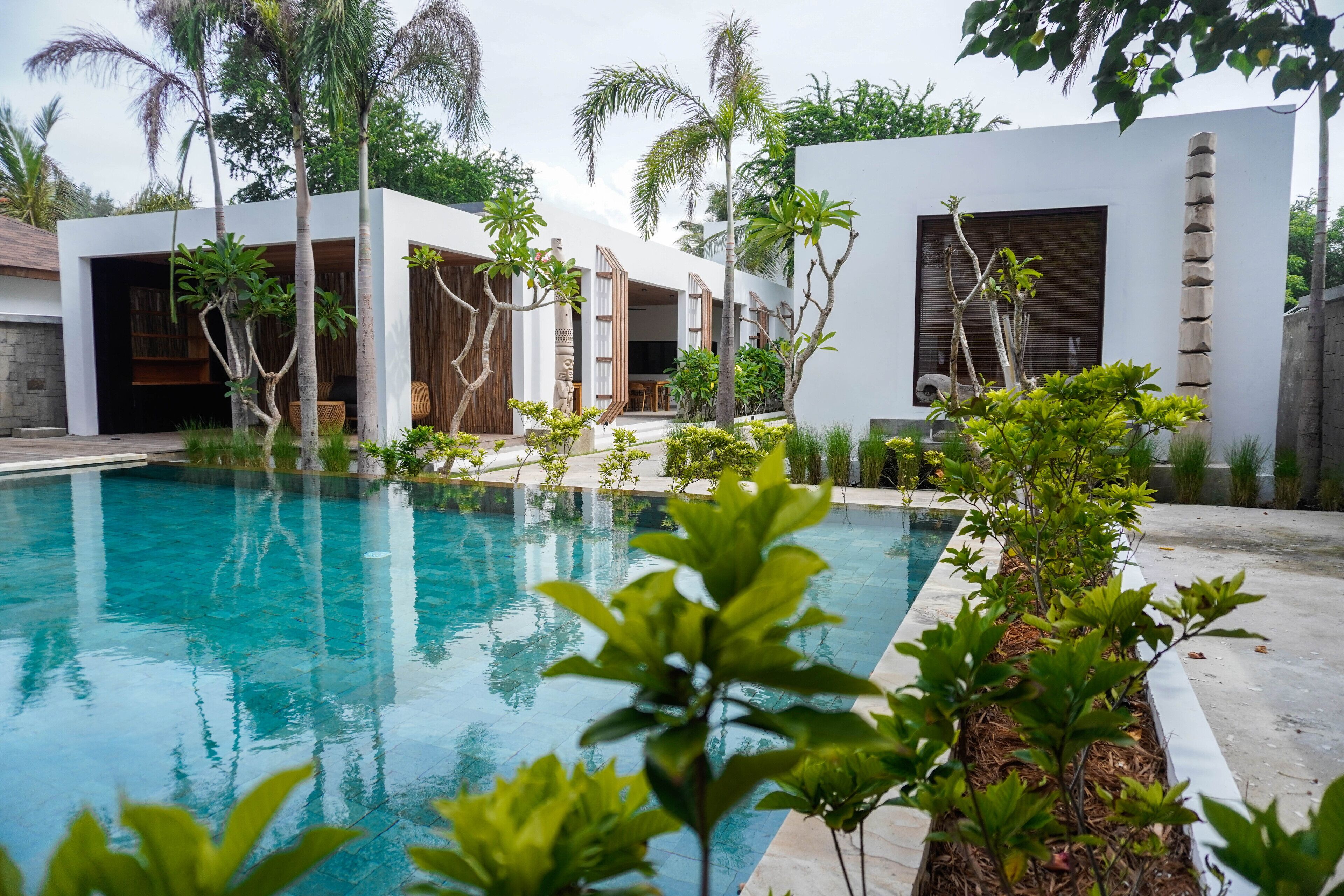 2 kolam renang outdoor, dengan payung kolam renang dan kursi berjemur