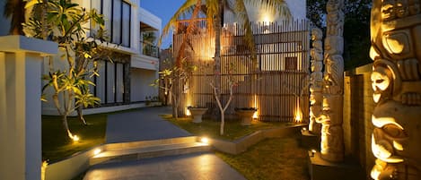 Façade de lâhĂ©bergement â soirĂ©e/nuit