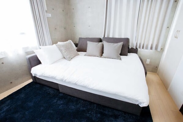 Työpöytä, silitysrauta/-lauta, ilmainen Wi-Fi, vuodevaatteet