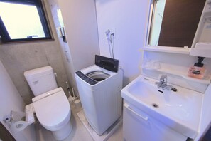 Combined shower/bathtub, deep-soaking bathtub, free toiletries - Laffitte Tokyo (Tokyo)