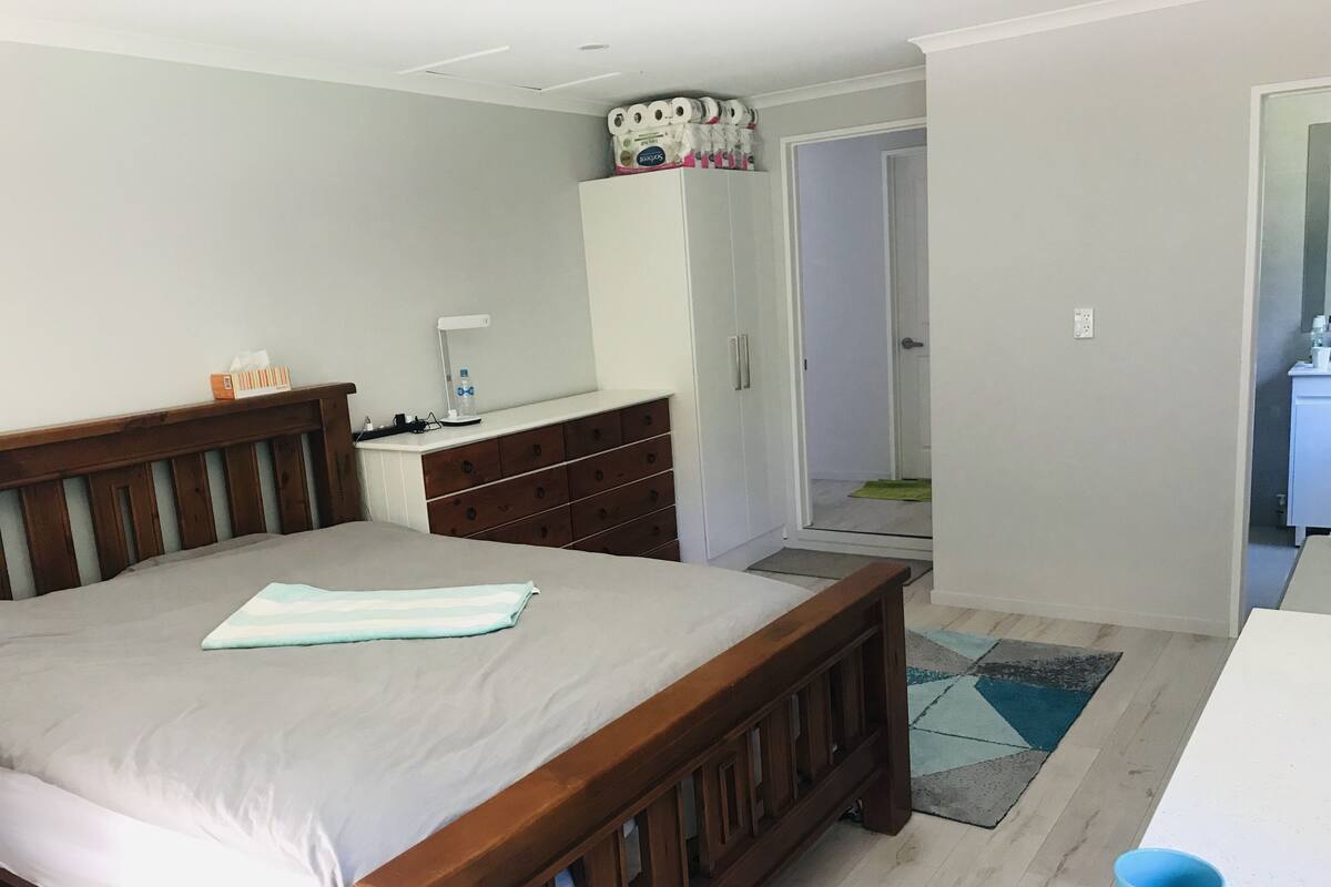 Double Room, Private Bathroom | Desk, WiFi (free), bed sheets