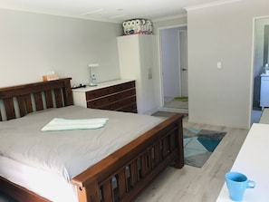 Doppelzimmer, eigenes Bad | Schreibtisch, kostenloses WLAN, Bettwäsche