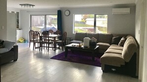 Lobby sitting area - Auckland Onestop (Auckland)