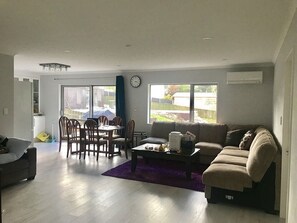 Lobby sitting area - Auckland Onestop (Auckland)