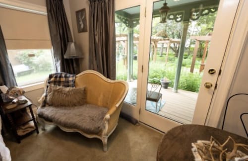 Iron Amethyst Inn   Boutique Hotel