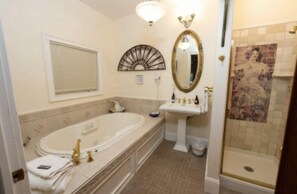 Kamar Mewah | Kamar mandi | Bathtub dan shower terpisah dan bathtub dengan aliran air
