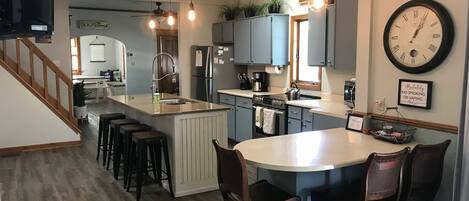 Kylskåp, mikrovågsugn, ugn och spishäll