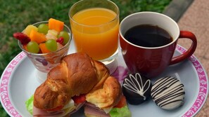 朝食 (コンチネンタル ブレックファスト)、毎日提供 (1 名様 15000 COP)