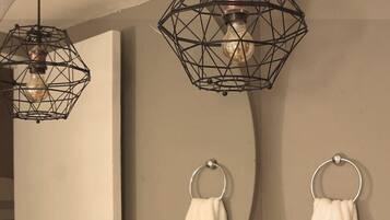 Executive Triple Room | Bathroom | Shower, rainfall showerhead, hair dryer, towels