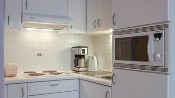 Réfrigérateur, plaque de cuisson, cafetiÚre/bouilloire