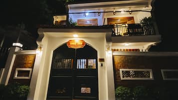 Fachada de la propiedad por la tarde o noche