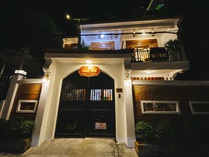 Front of property – evening/night - Hue 1962 Inn (Hue)