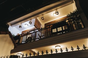 Fachada de la propiedad por la tarde o noche