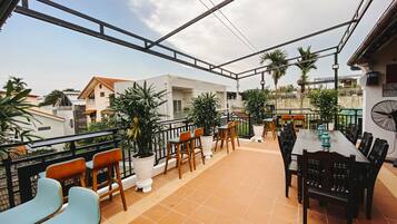 Breakfast, lunch and dinner served