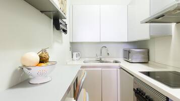 Frigorífico, microondas, horno y cafetera o tetera