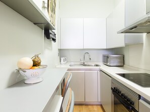 Fridge, microwave, oven, coffee/tea maker
