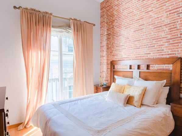 2 quartos, ferros/tábuas de passar roupa, acesso à internet