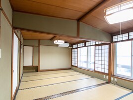 Japanese Room With Shared Washroom- 8 Pax | Free WiFi, bed sheets