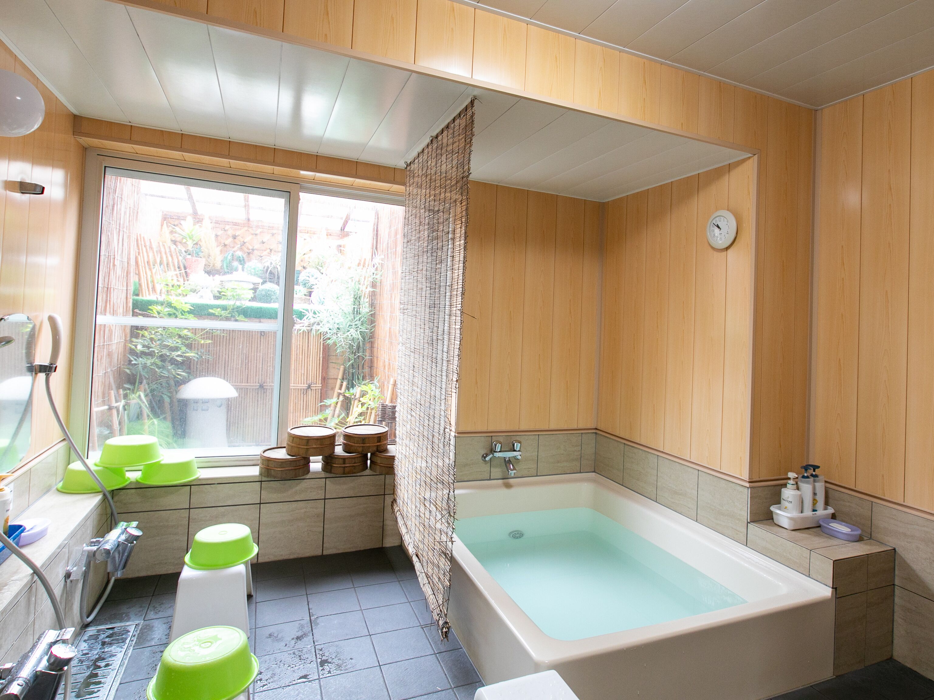 Un baño moderno con bañera, ducha y ventana.