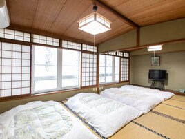 Japanese Room With Shared Washroom- 8 Pax | Free WiFi, bed sheets