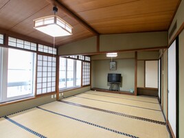 Japanese Room With Shared Washroom- 8 Pax | Free WiFi, bed sheets