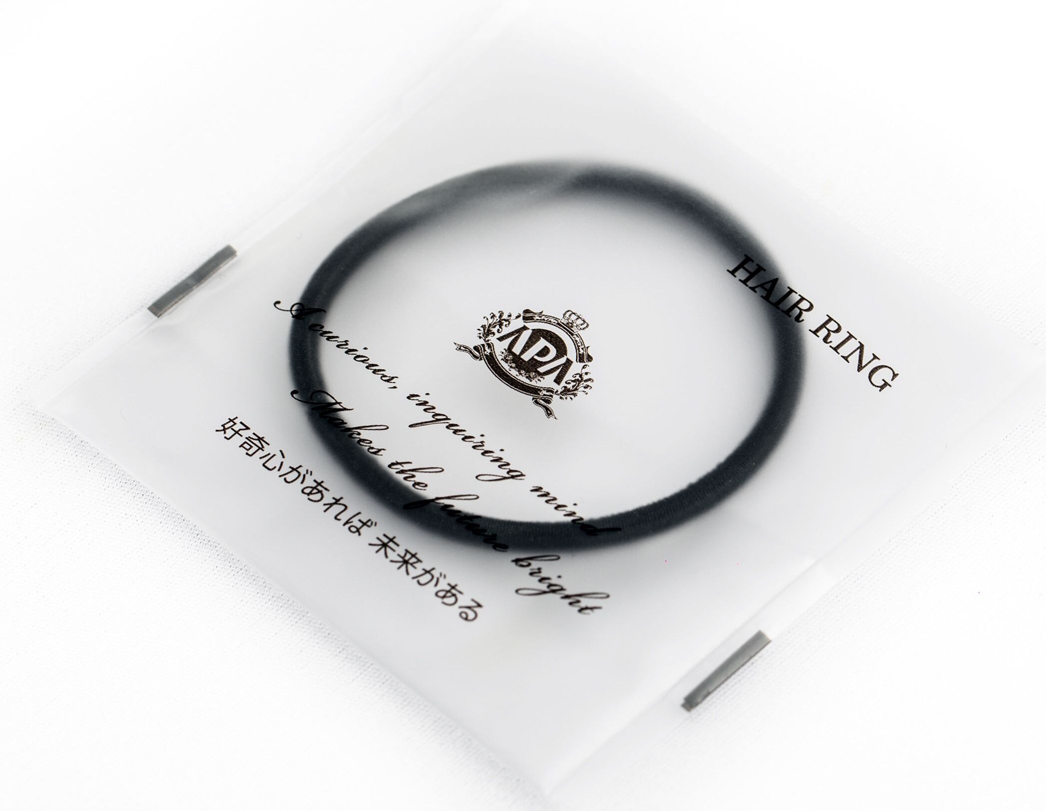 Um acessório de cabelo preto com um logotipo e texto sobre fundo branco.