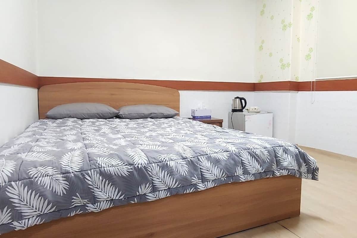 Quarto casal standard, para não fumantes | Individualmente decorados, individualmente mobiliados, Wi-Fi de cortesia