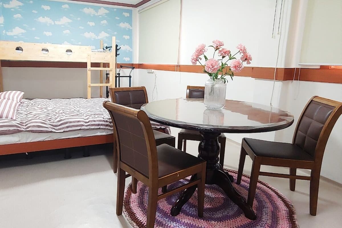Quarto quádruplo família | Individualmente decorados, individualmente mobiliados, Wi-Fi de cortesia