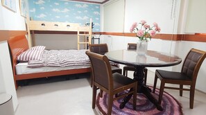 Habitación cuádruple familiar | Decoración personalizada, muebles diferentes y wifi gratis 