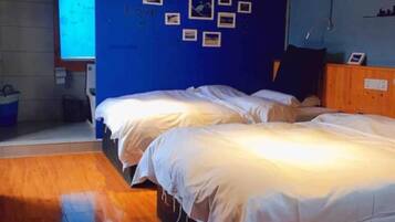 Suite, 3 Bedrooms | 1 bedroom, desk, blackout curtains, free WiFi