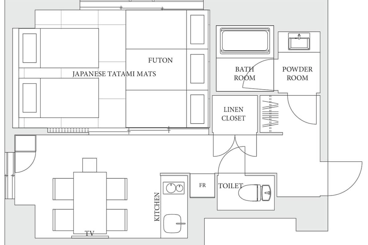 Plano de planta con un futón, esteras japonesas de tatami, una cocina, un televisor, un aseo de cortesía, un baño y un armario de ropa blanca.