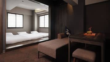 2 bedrooms, down comforters, in-room safe, blackout drapes