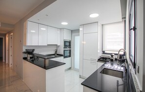 Frigorífico, microondas, placa de cocina y lavavajillas