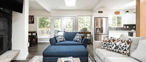 Televisión, chimenea y libros