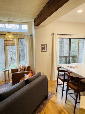 Een smart-tv, een open haard en een stereo