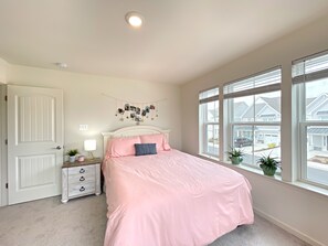 4 bedrooms, desk, free WiFi, bed sheets - Centrally located. Near the 18th hole, lake, walking path, and fitness center. (Selbyville)