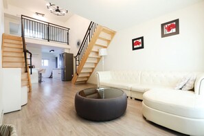 Deluxe Duplex | Living area | Flat-screen TV - Ruhe Pension (Gangneung)